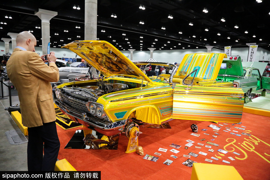 美國(guó)洛杉磯舉行經(jīng)典車展 匯聚各式老爺車復(fù)古懷舊