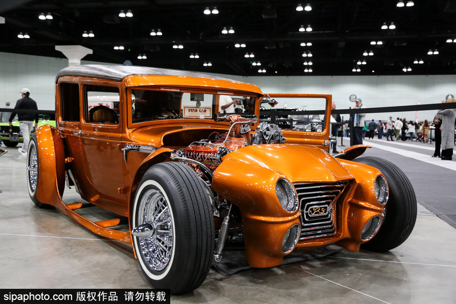 美國(guó)洛杉磯舉行經(jīng)典車展 匯聚各式老爺車復(fù)古懷舊