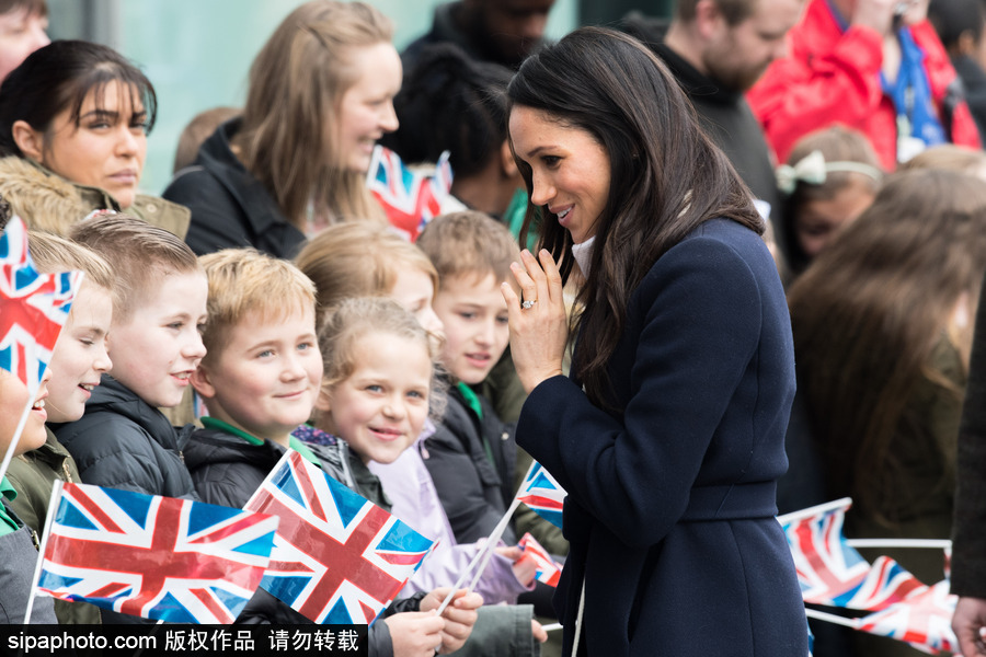 哈里王子攜未婚妻現(xiàn)身婦女節(jié)活動(dòng) 民眾爭相與“準(zhǔn)王妃”握手合影