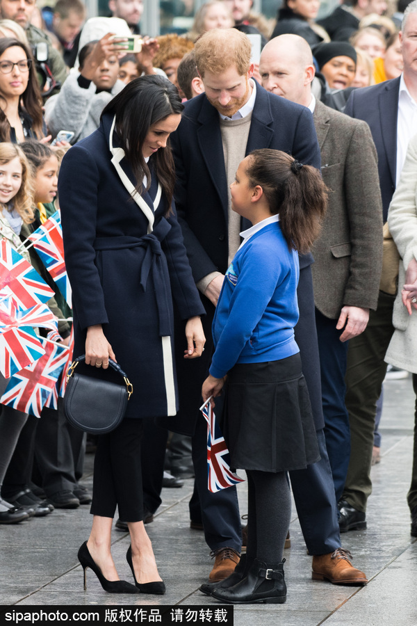 哈里王子攜未婚妻現(xiàn)身婦女節(jié)活動 民眾爭相與“準王妃”握手合影