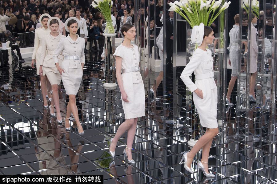 炫酷！比衣服更夢(mèng)幻的是香奈兒的秀場(chǎng)布景