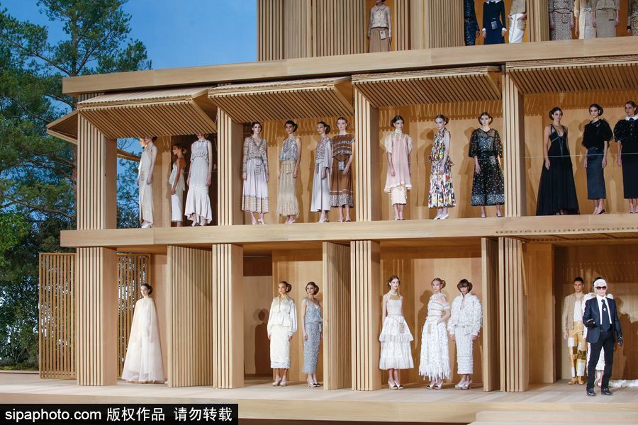 炫酷！比衣服更夢(mèng)幻的是香奈兒的秀場(chǎng)布景