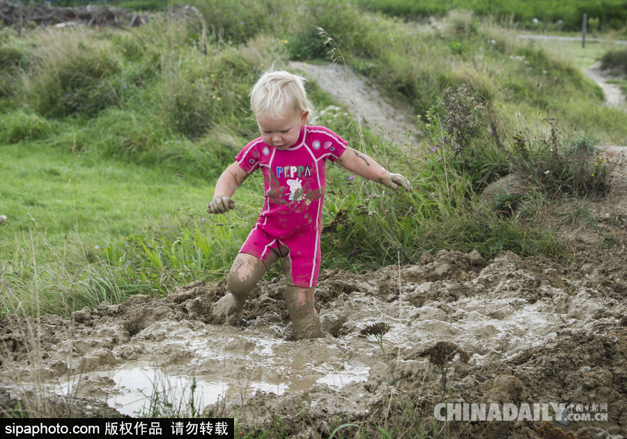 熊孩子的泥巴大戰(zhàn) 新西蘭兒童變“泥娃”