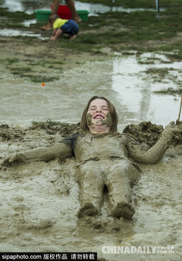 熊孩子的泥巴大戰 新西蘭兒童變“泥娃”