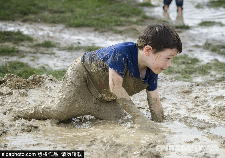 熊孩子的泥巴大戰 新西蘭兒童變“泥娃”