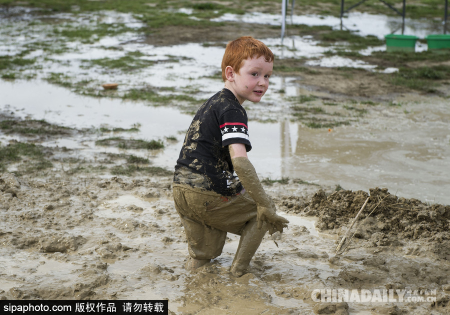 熊孩子的泥巴大戰(zhàn) 新西蘭兒童變“泥娃”