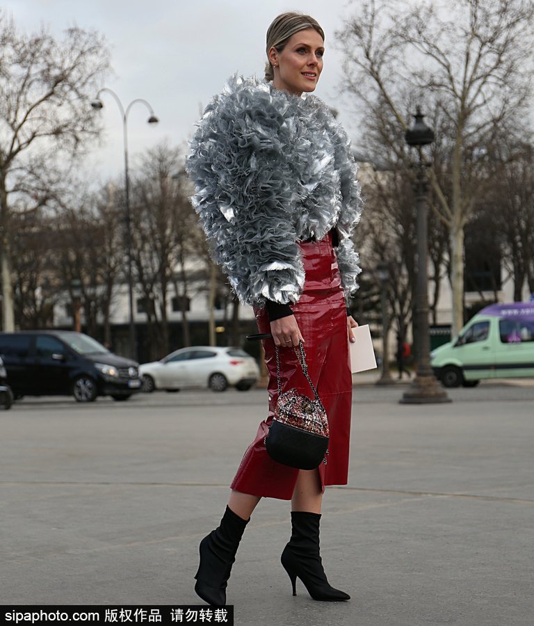 塑料皮草？時尚博主蘇菲·瓦爾基里現身街頭