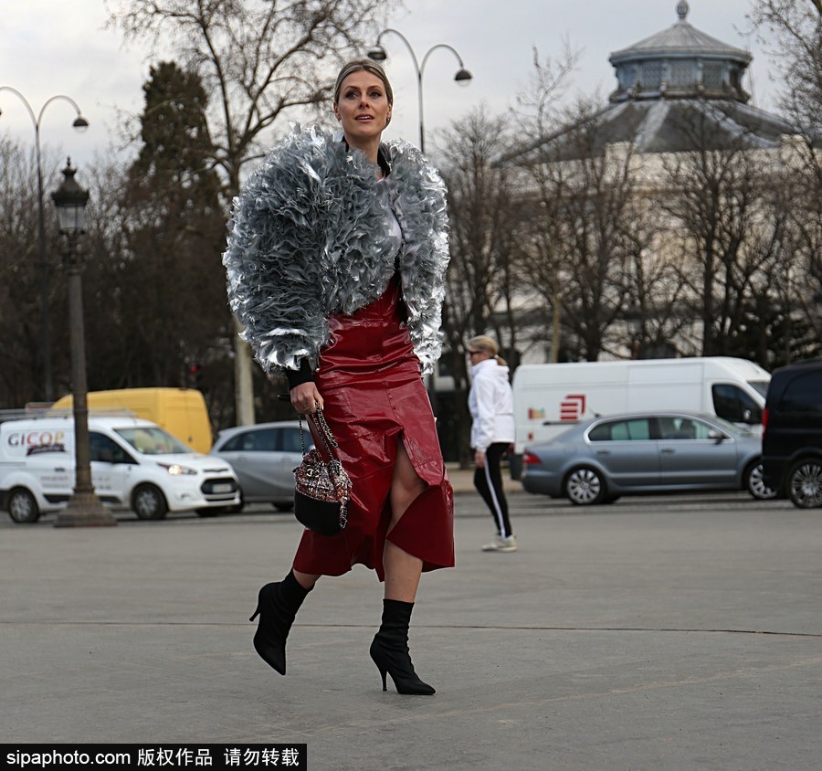 塑料皮草？時尚博主蘇菲·瓦爾基里現身街頭