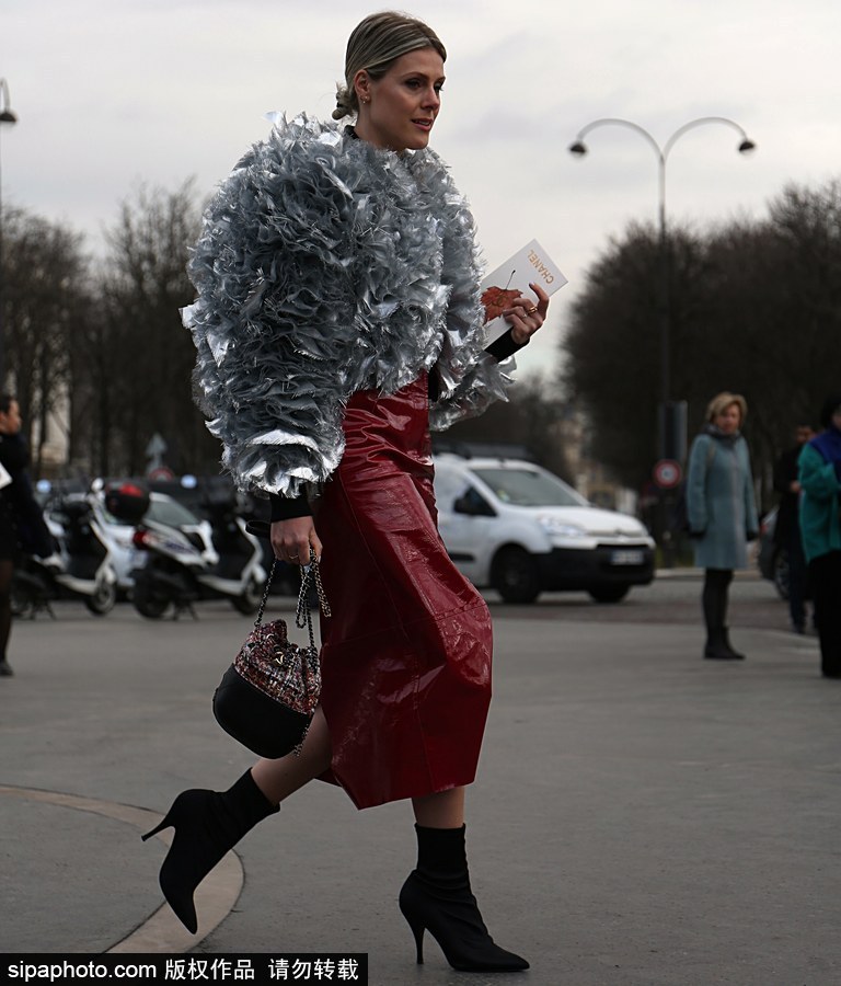 塑料皮草？時(shí)尚博主蘇菲·瓦爾基里現(xiàn)身街頭