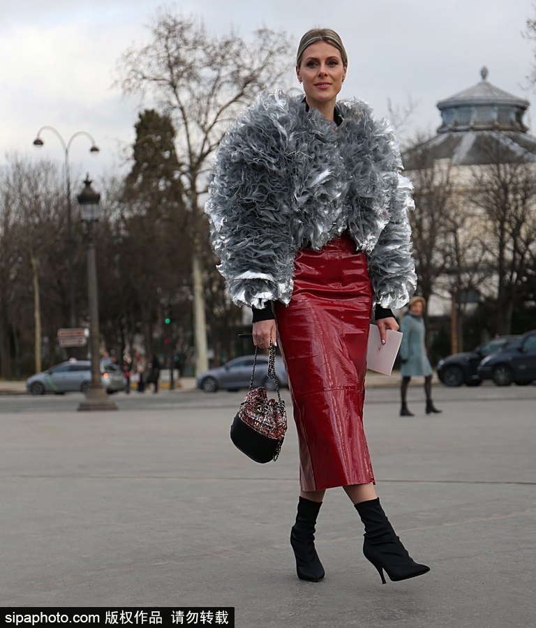 塑料皮草？時尚博主蘇菲·瓦爾基里現(xiàn)身街頭