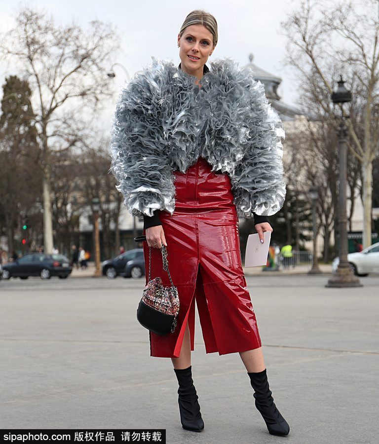 塑料皮草？時尚博主蘇菲·瓦爾基里現身街頭