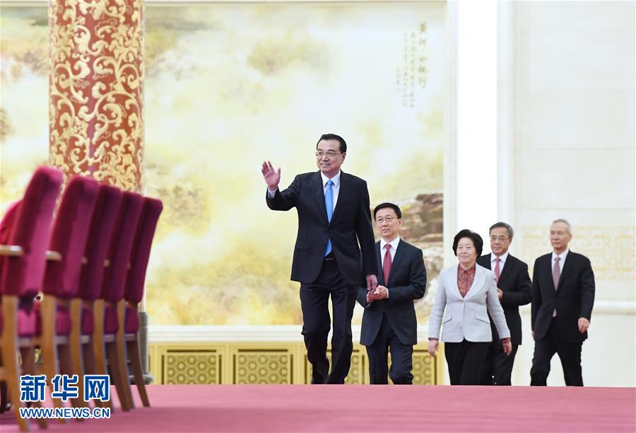 國(guó)務(wù)院總理李克強(qiáng)等與中外記者見(jiàn)面