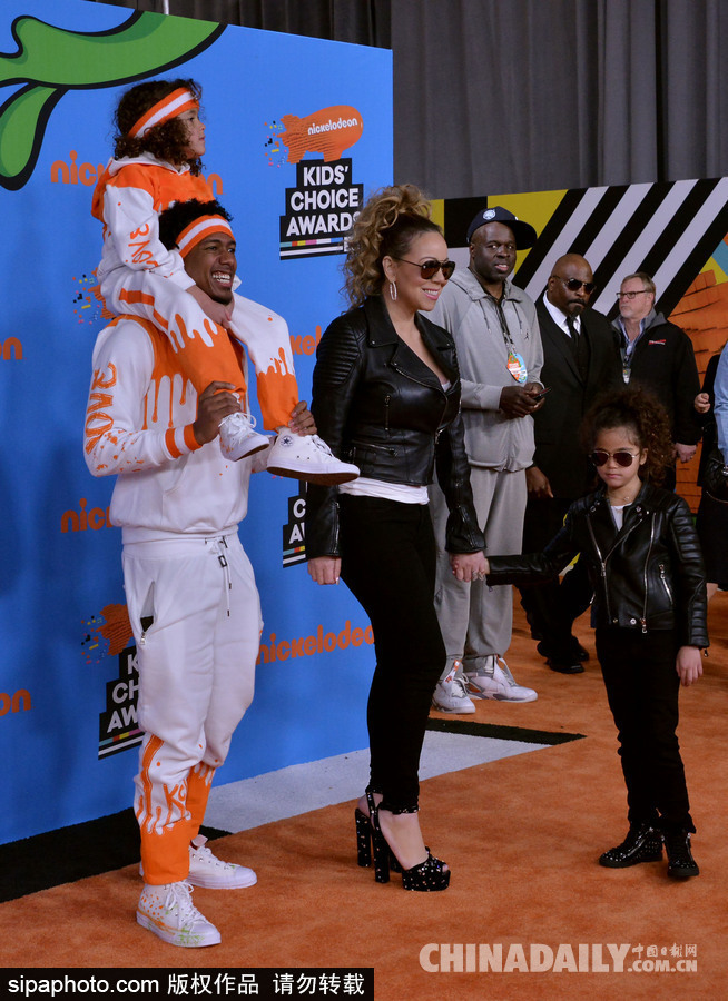 兒童選擇獎(jiǎng)：瑪麗亞·凱莉與前夫和孩子們拉風(fēng)亮相