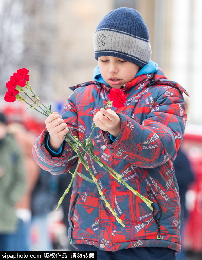 俄羅斯購物中心大火已致53人死亡 民眾街頭獻花悼念遇難者