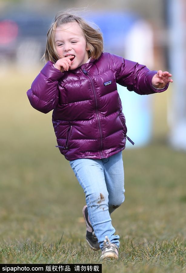 英國(guó)王室“混世小魔王”米婭公主亮相 吃甜筒瘋玩呆萌可愛(ài)