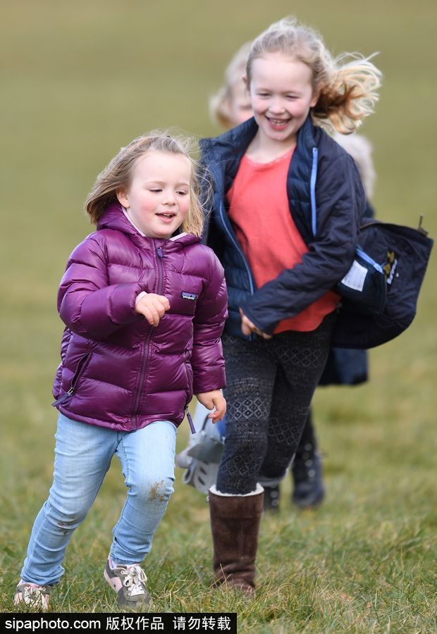 英國王室“混世小魔王”米婭公主亮相 吃甜筒瘋玩呆萌可愛