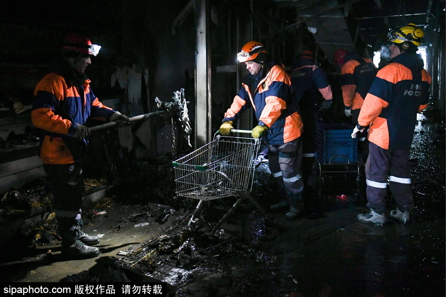 俄羅斯失火購(gòu)物中心內(nèi)部 曾經(jīng)繁華商場(chǎng)一片廢墟
