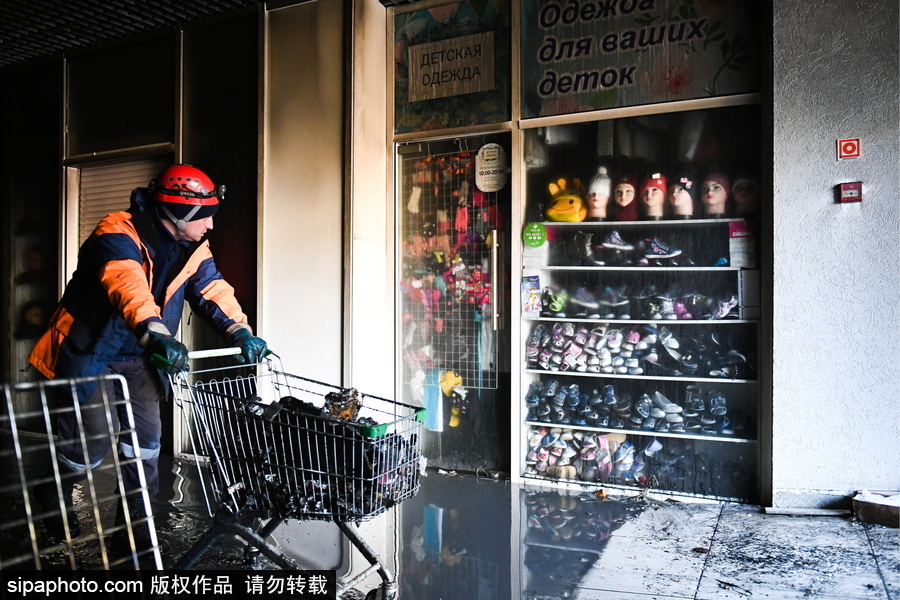 俄羅斯失火購物中心內(nèi)部 曾經(jīng)繁華商場(chǎng)一片廢墟