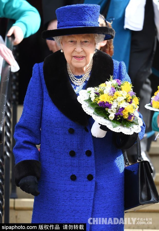英國女王出席濯足節禱告儀式 寶藍色套裝手捧鮮花顯慈愛