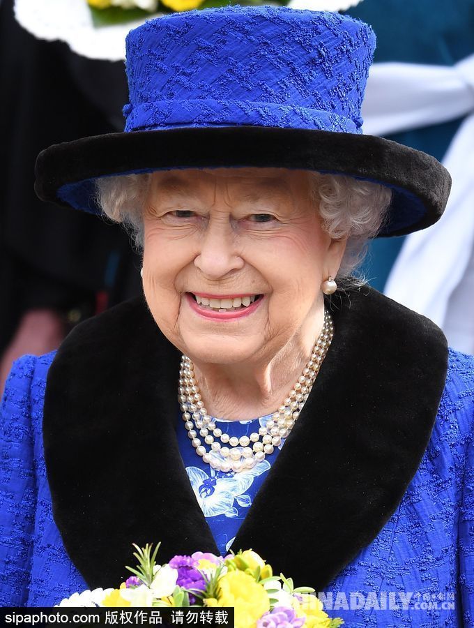 英國(guó)女王出席濯足節(jié)禱告儀式 寶藍(lán)色套裝手捧鮮花顯慈愛(ài)
