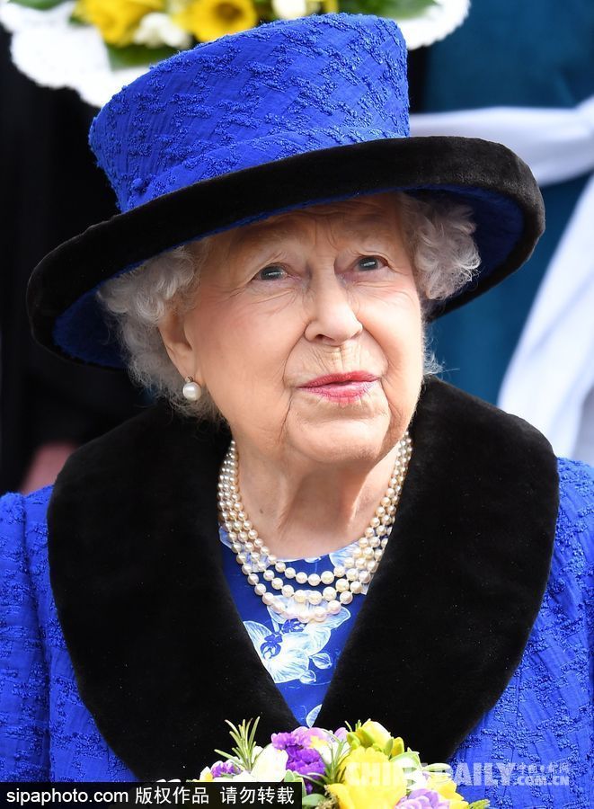 英國女王出席濯足節(jié)禱告儀式 寶藍(lán)色套裝手捧鮮花顯慈愛