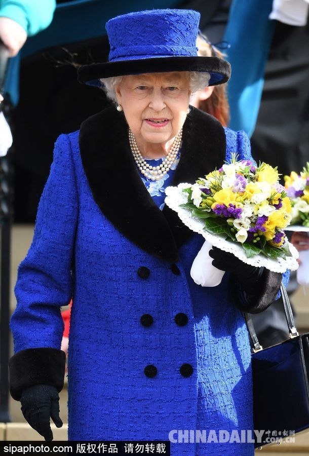 英國女王出席濯足節禱告儀式 寶藍色套裝手捧鮮花顯慈愛
