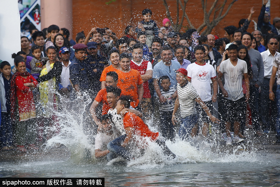 尼泊爾信徒水中嬉戲慶祝節日 尋找女神丟失的飾品