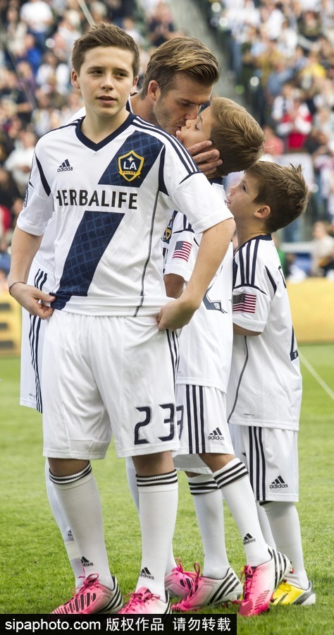 親吻狂魔貝克漢姆！除了小七 兒子們也逃不過