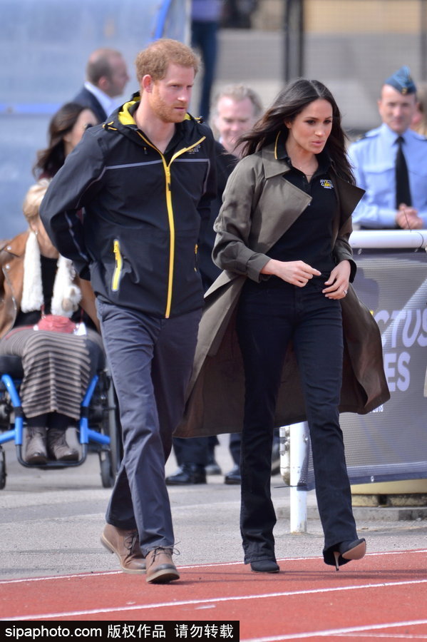 哈里王子與未婚妻現(xiàn)身 兩人交流默契恩愛十足