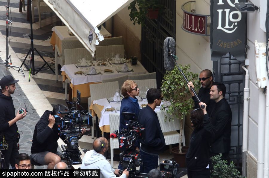 《哈利波特》“羅恩”魯伯特·格林特現身紐約拍攝片場