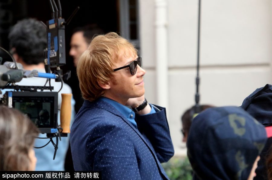 《哈利波特》“羅恩”魯伯特·格林特現身紐約拍攝片場