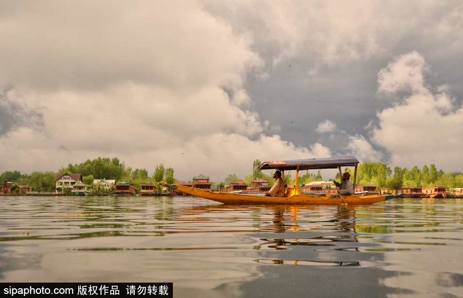 恍若置身江南煙雨中！印度漁民雨中泛舟詩意綿綿