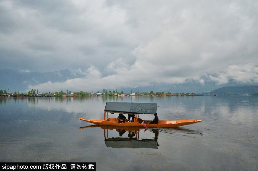 恍若置身江南煙雨中！印度漁民雨中泛舟詩意綿綿