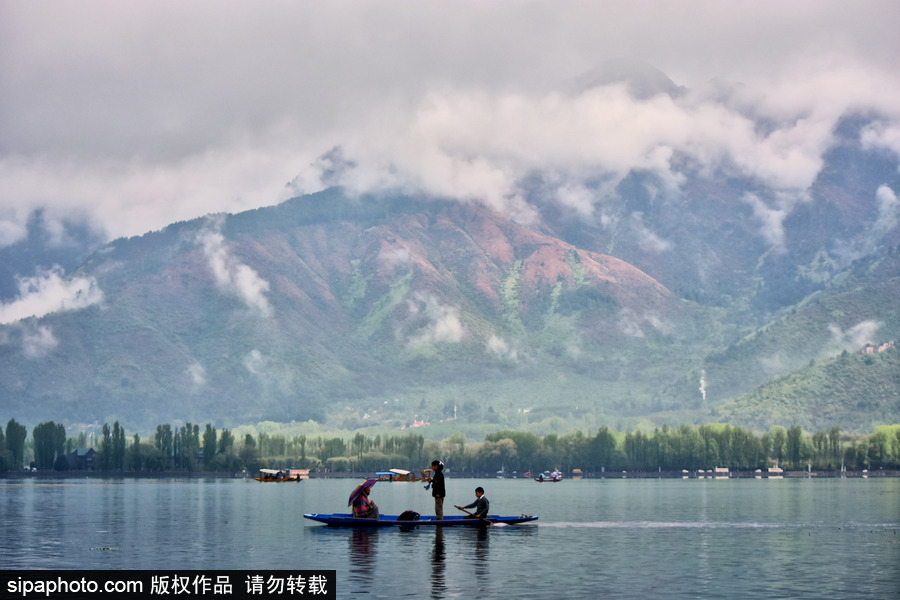 恍若置身江南煙雨中！印度漁民雨中泛舟詩意綿綿