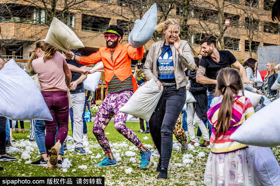 國際枕頭大戰日 荷蘭鹿特丹民眾街頭狂歡