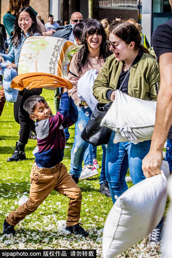 國際枕頭大戰(zhàn)日 荷蘭鹿特丹民眾街頭狂歡