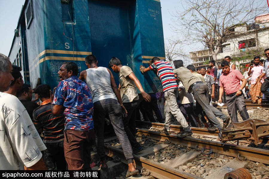 孟加拉國達(dá)卡郊區(qū)一輛火車脫軌 列車扭曲成“S”形