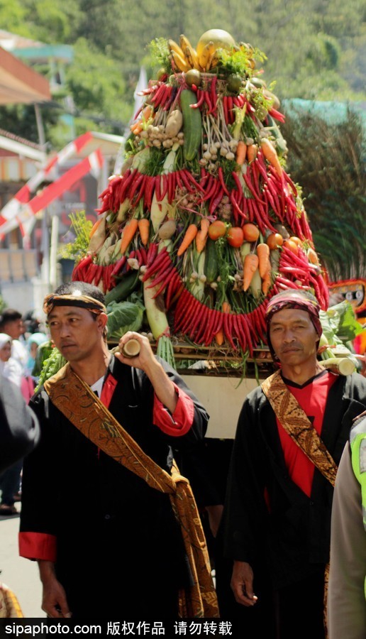 印尼茉莉芬文化游行 民眾身著傳統服飾地方特色濃郁