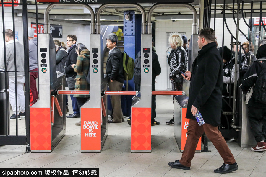 在美國地鐵遇見“大衛(wèi)·鮑伊” 主題展覽回顧“搖滾變色龍”一生