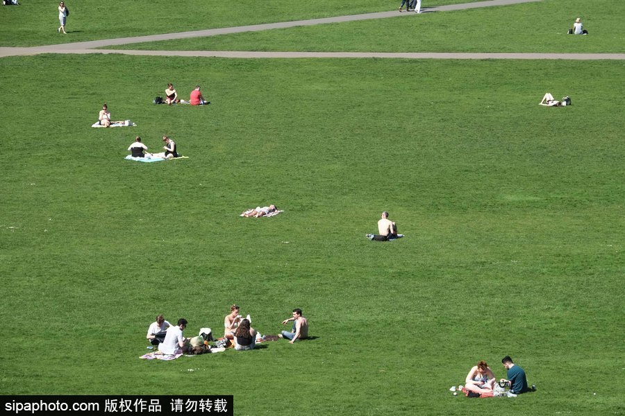 倫敦民眾樂(lè)享春日 扎堆公園草地享受日光浴