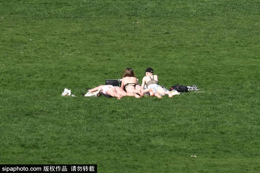 倫敦民眾樂(lè)享春日 扎堆公園草地享受日光浴