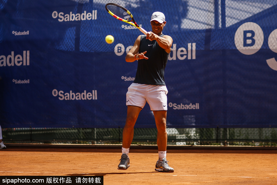 夢(mèng)想成真!納達(dá)爾與10歲癌癥幸存小球迷打網(wǎng)球十足暖男