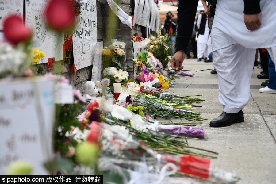 多倫多民眾聚集央街自發獻花 悼念貨車沖撞事故遇難者