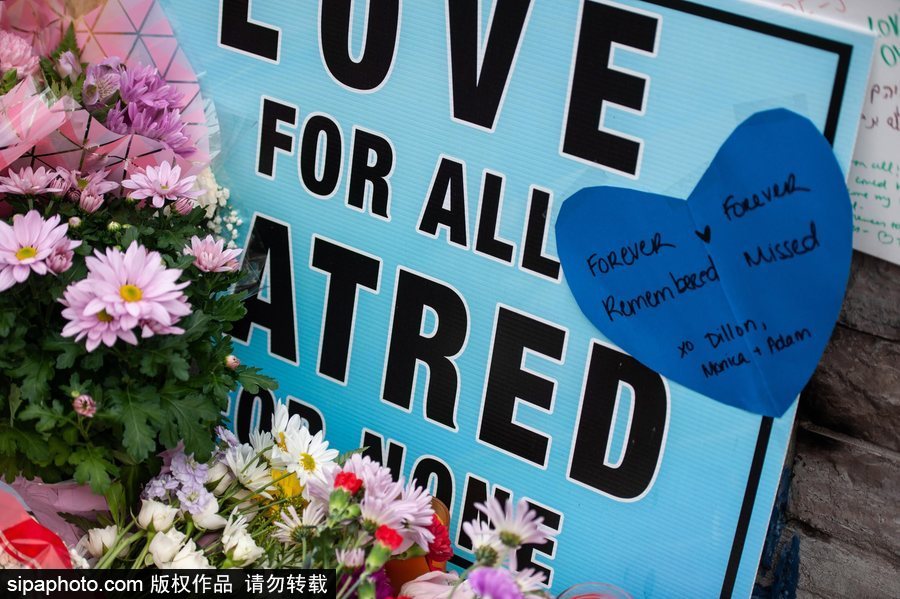 多倫多民眾聚集央街自發(fā)獻(xiàn)花 悼念貨車沖撞事故遇難者