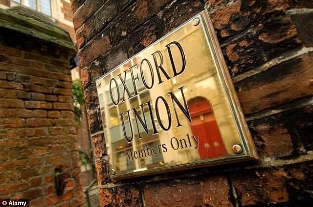 雙語(yǔ)新聞:牛津大學(xué)華裔美女辯手火了!到底是長(zhǎng)得好還是說(shuō)得好,網(wǎng)友們爭(zhēng)論很激烈啊