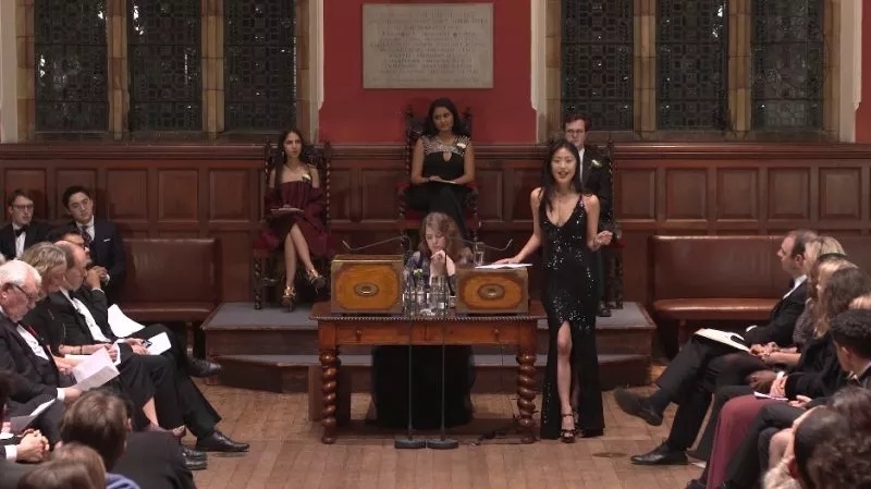 雙語(yǔ)新聞:牛津大學(xué)華裔美女辯手火了!到底是長(zhǎng)得好還是說(shuō)得好,網(wǎng)友們爭(zhēng)論很激烈啊