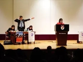 雙語(yǔ)新聞:牛津大學(xué)華裔美女辯手火了!到底是長(zhǎng)得好還是說(shuō)得好,網(wǎng)友們爭(zhēng)論很激烈啊