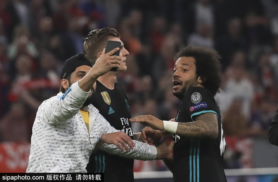 2017/18歐冠半決賽首回合：皇馬2-1拜仁 賽后狂熱球迷亂入場(chǎng)面尷尬