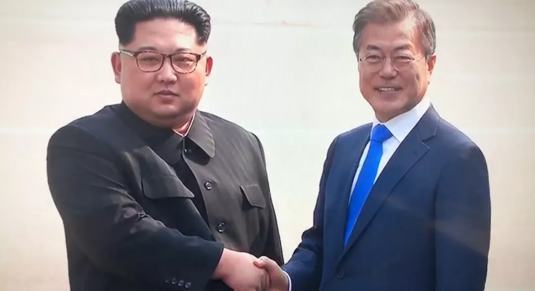 雙語(yǔ)新聞:歷史時(shí)刻!金正恩跨過(guò)“三八線”與文在寅握手,還帶上了冷面!