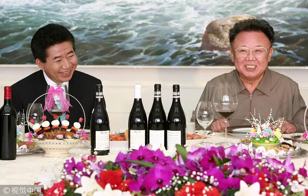 雙語(yǔ)新聞:歷史時(shí)刻!金正恩跨過(guò)“三八線”與文在寅握手,還帶上了冷面!